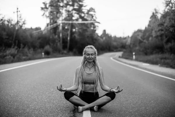 Mujer Yoga Medita Sentada Medio Carretera Del Campo Foto Blanco — Foto de Stock