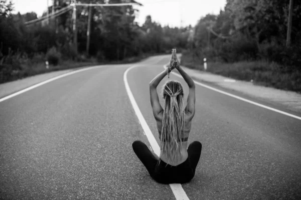 Donna Yoga Meditare Seduto Mezzo Alla Strada Campagna Foto Bianco — Foto Stock