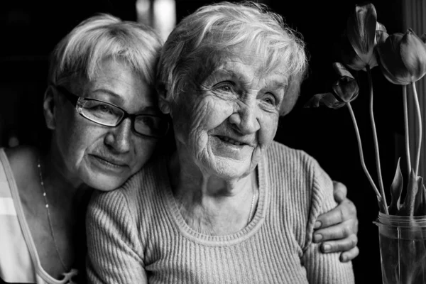 Una Anciana Con Hija Adulta Foto Blanco Negro —  Fotos de Stock