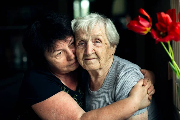 Yaşlı Kadın Yetişkin Kızıyla Kucaklaşıyor — Stok fotoğraf