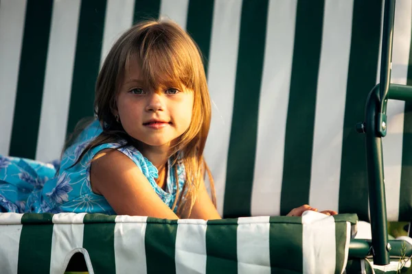 Liten Flicka Som Ligger Gunga Gården Till Ett Hus Landet — Stockfoto