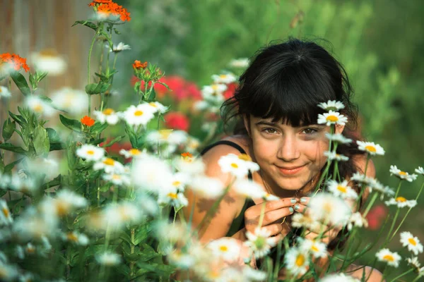 野生の花の間でティーン女の子の肖像 ロイヤリティフリーのストック写真