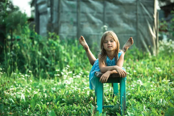 Petite Fille Posant Dans Cour Une Maison Campagne Photo De Stock