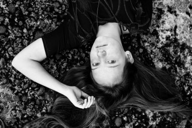 Minik kız manzarası. Siyah beyaz fotoğraf.