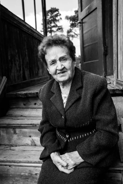 Old Woman Sitting Porch House Black White Photo — Stock Photo, Image