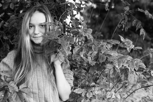 Adolescente Pose Pour Caméra Dans Parc Photo Noir Blanc — Photo