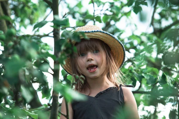 Kleines Nettes Mädchen Mit Strohhut Park Zwischen Den Blättern — Stockfoto