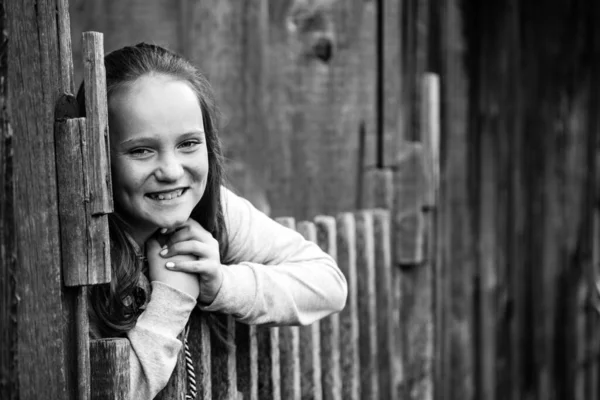 Portrait Teengirl Standing Vintage Rural Fence Black White Photo — Stock Photo, Image