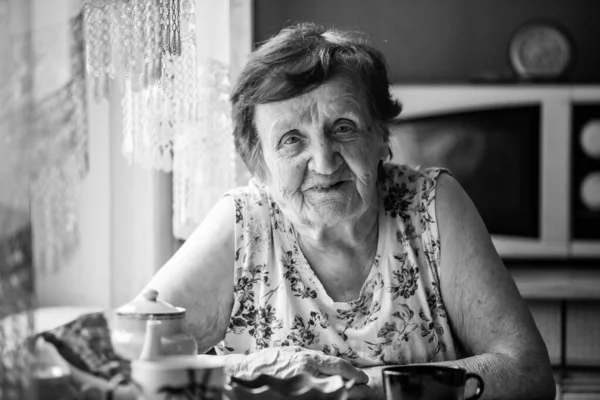Portrét Staré Ženy Doma Černobílá Fotografie — Stock fotografie