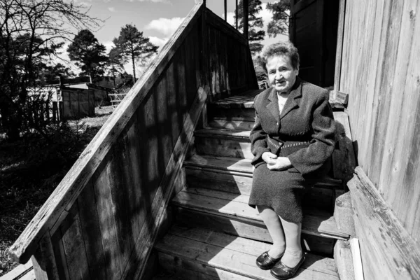 Alte Frau Auf Der Veranda Eines Dorfhauses Schwarz Weiß Foto — Stockfoto