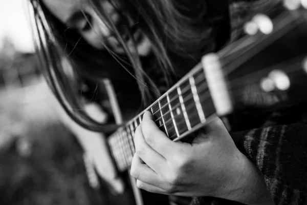Κοντινά Δάχτυλα Στις Χορδές Κορίτσι Που Παίζει Ακουστική Κιθάρα Ασπρόμαυρη — Φωτογραφία Αρχείου