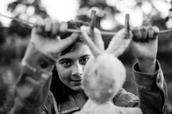 Genç Kız Çamaşır Ipinde Oyuncak Tavşanı Kurutuyor Siyah Beyaz Fotoğraf — Stok fotoğraf