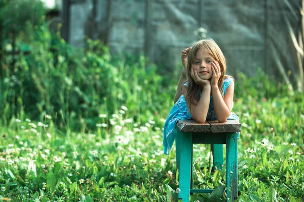 Dívka Odpočívat Venku Mezi Divokými Květy — Stock fotografie
