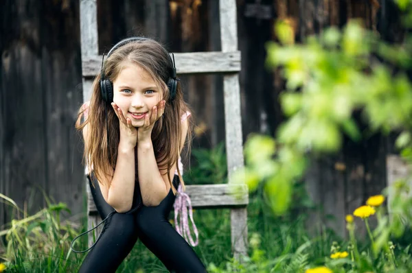 Girlie Enjoy Music Headphones Country Outdoors — Stock Photo, Image