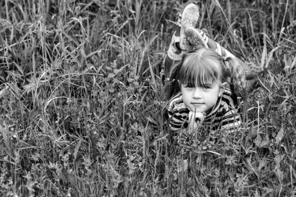 Femårig Flicka Som Ligger Gräset Svart Och Vitt Foto — Stockfoto