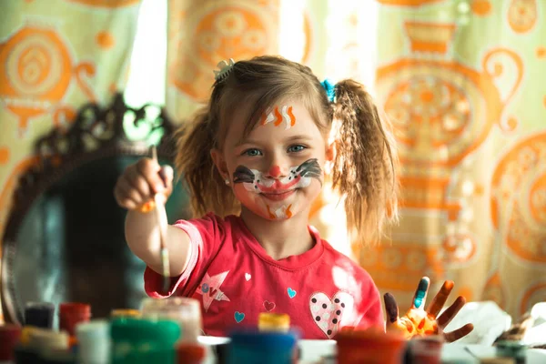 可爱的小女孩画家 脸上涂满了颜料 — 图库照片