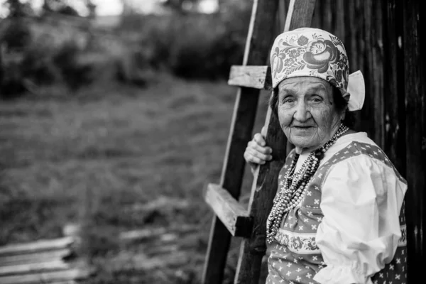 Portret Starszej Kobiety Etnicznych Ciuchach Zewnątrz Wsi Czarno Białe Zdjęcie — Zdjęcie stockowe