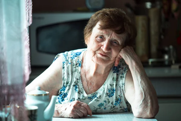 Портрет Пожилая Женщина Пьет Чай Своем Сельском Доме — стоковое фото