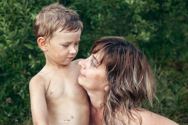 Mujer Pequeño Hijo Después Bañarse Aire Libre —  Fotos de Stock