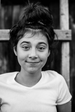 Anlamlı gözleri olan genç bir kızın portresi. Siyah beyaz fotoğraf.