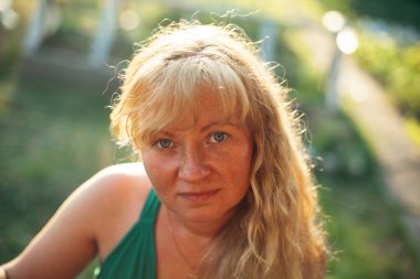 Açık kahverengi saçlı bir kadının portresi..