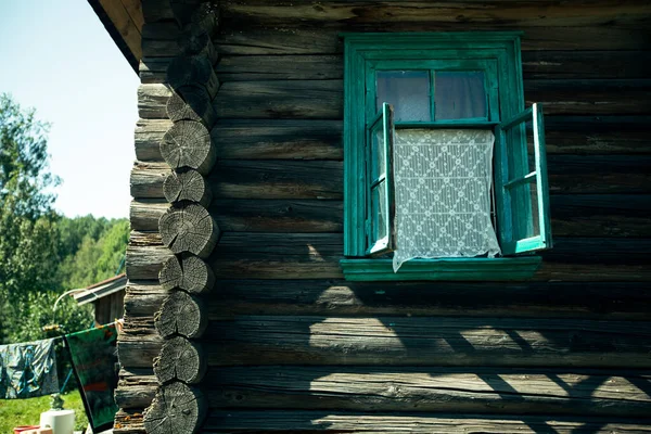 Kuzey Rusya Daki Tipik Bir Köy Kulübesinin Penceresi — Stok fotoğraf