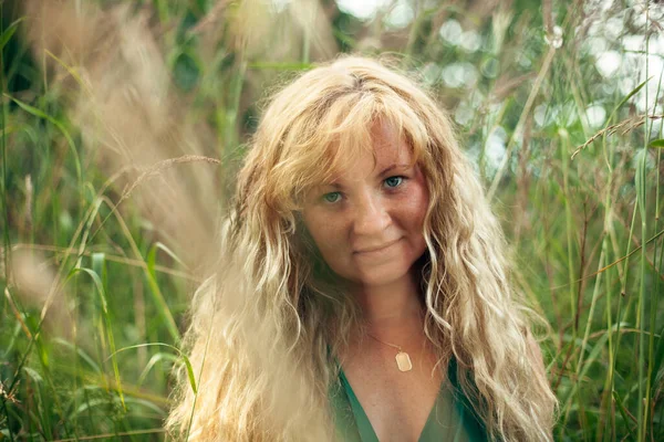 緑の草原に明るい茶色の黄金の髪の女性の肖像画 — ストック写真