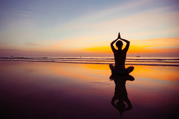 Yoga Vrouw Silhouet Oefenen Oceaan Kant Van Ontzagwekkende Zonsondergang — Stockfoto