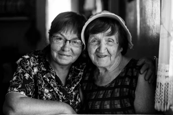 Ritratto Donna Anziana Sua Figlia Matura Casa Foto Bianco Nero — Foto Stock