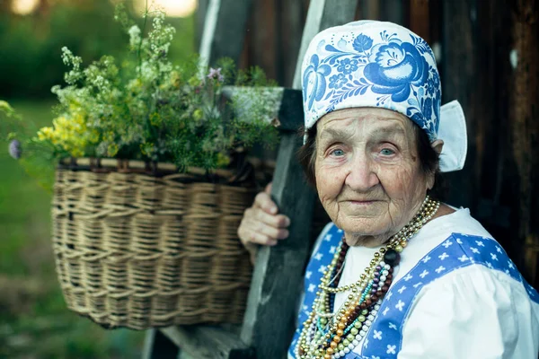 Porträtt Gammal Kvinna Etniska Kläder Den Ryska Byn — Stockfoto