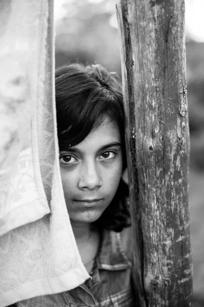 Menina Cabelos Pretos Retrato Jaqueta Foto Preto Branco — Fotografia de Stock