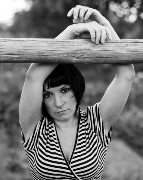 Black Haired Woman Outdoors Village Black White Photo — Stock Photo, Image