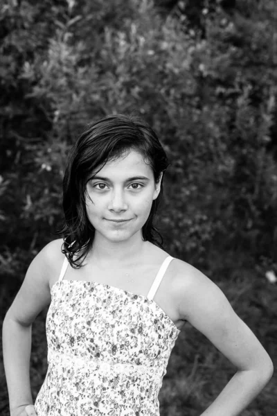 Портрет Дівчини Підлітка Парку Відкритому Повітрі Чорно Біле Фото — стокове фото