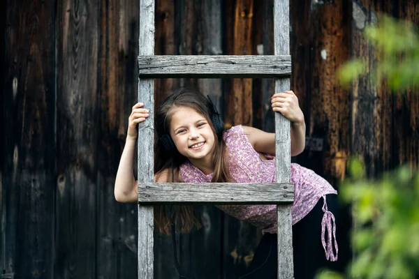 Маленька Дівчинка Навушниками Селі Відкритому Повітрі — стокове фото