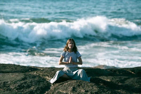 Une Femme Yoga Médite Position Lotus Sur Côte Océan — Photo