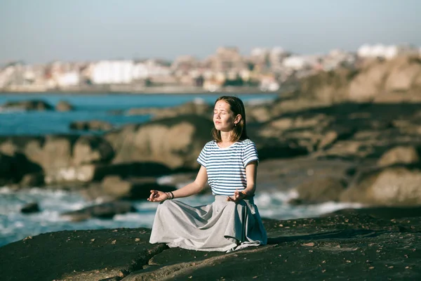 Yoga Kvinna Mediterar Lotusposition Havskusten — Stockfoto