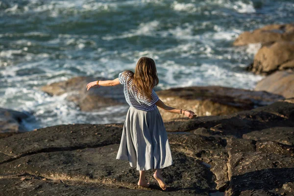 Une Jeune Femme Danse Librement Sur Côte Océan — Photo