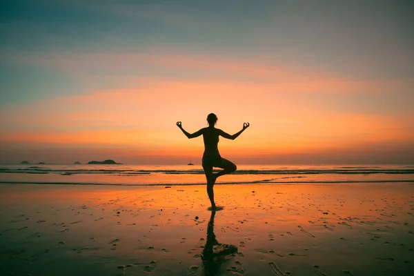 Kvinna Som Utövar Yoga Havssidan Silhuetten Fantastisk Solnedgång — Stockfoto