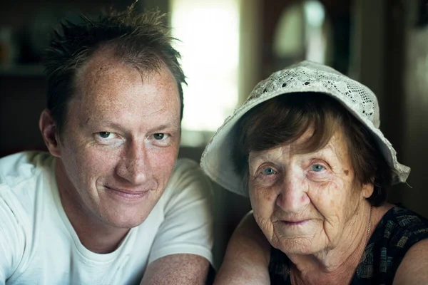 Retrato Uma Mulher Idosa Com Seu Neto — Fotografia de Stock