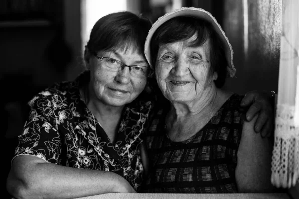 Old Woman Her Daughter House Black White Photo — Stock Photo, Image