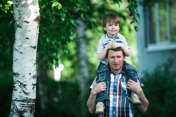 Homem Seu Filho Caminham Parque Verão — Fotografia de Stock