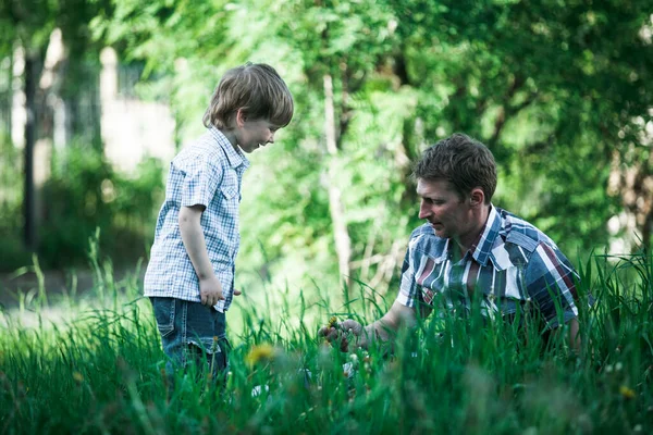 Mężczyzna Jego Synek Bawią Się Letnim Parku — Zdjęcie stockowe