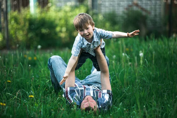 Jeune Homme Son Petit Fils Jouant Sur Herbe Verte — Photo