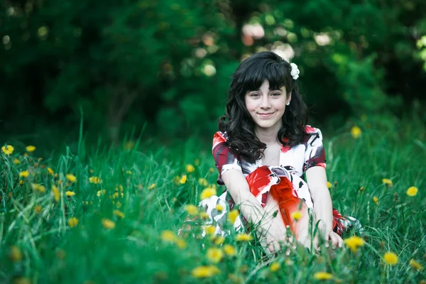 Portret Van Tienermeisje Het Groene Park — Stockfoto