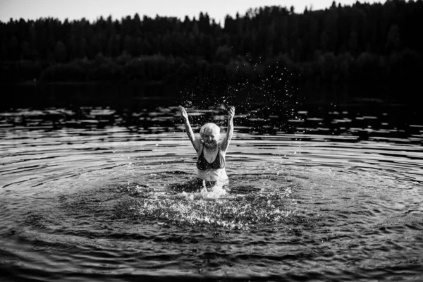 Stara Kobieta Pływająca Letniej Rzece Zachodzie Słońca Czarno Białe Zdjęcie — Zdjęcie stockowe