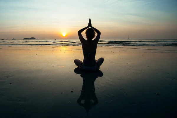 Yoga Mujer Meditación Costa Del Atardecer Con Reflejo Agua — Foto de Stock