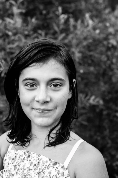 Nahaufnahme Porträt Eines Jugendlichen Mädchens Freien Schwarz Weiß Foto — Stockfoto