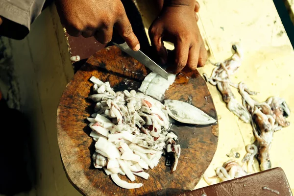 Pescador Mãos Close Corta Isca Lula Isca Pesca Golfo Tailândia — Fotografia de Stock