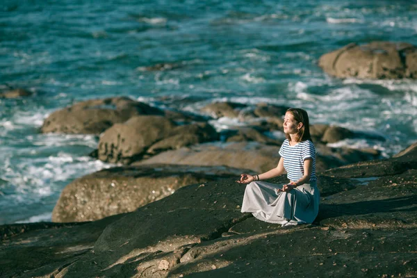 Young Yoga Woman Meditates Lotus Position Sitting Rocks Ocean Coast — Stock Photo, Image