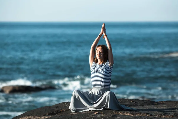 Yoga Donna Medita Nella Posizione Loto Sulla Costa Del Mare — Foto Stock